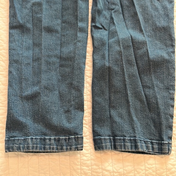 CROFT&BARROW PULL ON WOMENS SIZE MEDIUM JEANS. stretchy feel. Pockets. - Picture 8 of 10